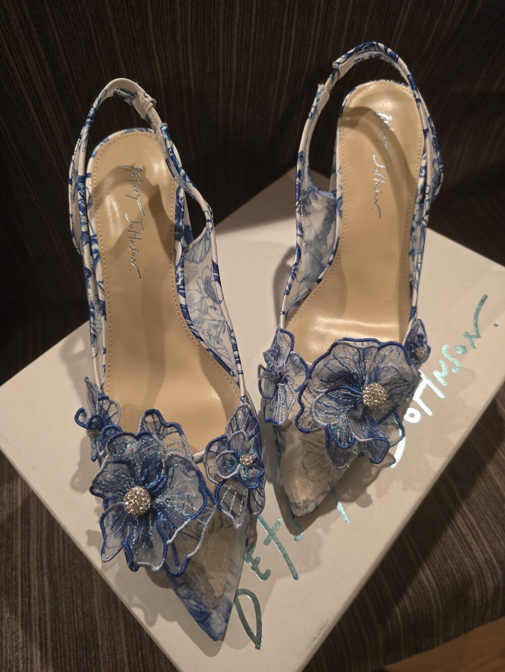 NWT Betsey Johnson Petra WHT/BLU FLORALEmbellished Slingback Heels, Size 9.5 - Picture 8 of 16